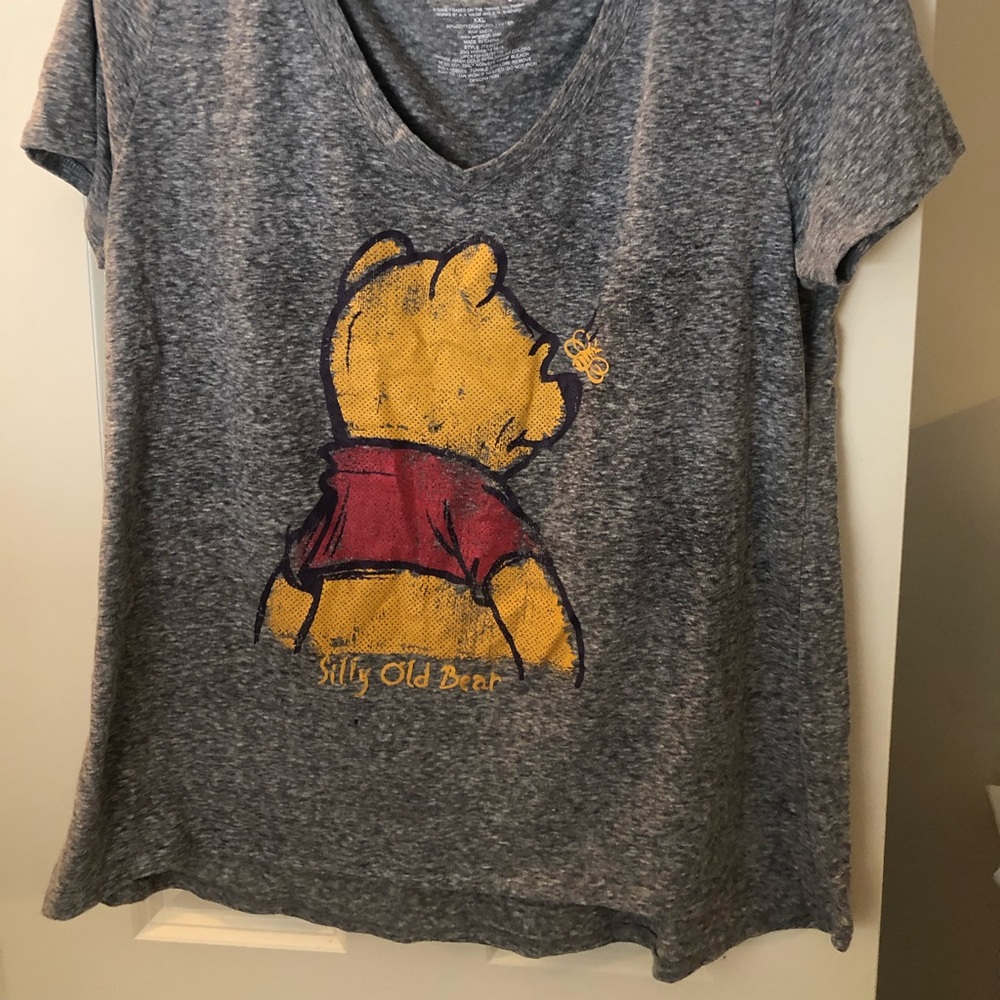 V-Neck Disney Pooh-Bear Graphic Tee